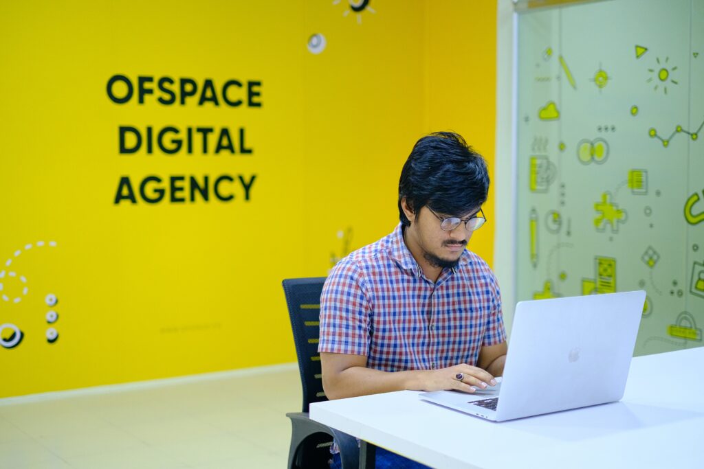 Keberlangsungan sebuah perusahaan atau bisnis sangat bergantung pada hasil penjualan dari marketing yang digunakan. Dengan perkembangan teknologi untuk mendukung digital creative, perusahaan bisa memanfaatkan peluang ini untuk meningkatkan branding mereka. Pengertian digital creative adalah penggunaan alat dan teknologi digital untuk mengeksplorasi ide-ide kreatif, menerapkan pendekatan yang berbeda, dan menemukan cara baru untuk mempromosikan produk dan jasa bisnis Anda. Hal ini mencakup pemotretan, merekam video, atau melakukan sesuatu yang keren ketika presentasi. Creative digital marketing agency yang menawarkan strategi ini dapat memfasilitasi potensi pemilik usaha, apalagi cara ini dapat menjangkau konsumen dengan cepat, mudah, dan murah. Supaya memahami lebih jelas pengertian digital creative dan pengaruhnya untuk bisnis, berikut ini penjelasannya! Memahami Pengertian Digital Creative Agency Dalam praktiknya, ada digital creative agency yang bergerak di bidang pembuatan strategi serta konten kreatifâ€”bisa perusahaan atau perseorangan. Hasil konten kreatif yang dikerjakan akan bisa dipasarkan oleh agensi yang sama, mengingat umumnya jasa creative digital agency Indonesia juga mencakup layanan digital marketing. Inti dari keberadaan agensi semacam ini adalah untuk membantu meningkatkan penjualan suatu bisnis. Orang-orang yang terlibat pun juga tidak sembarangan. Mereka memiliki ilmu dan latar belakang kreatif yang memang dibutuhkan saat membuat konten kreatif, seperti graphic designer, illustrator, videographer, content creator, dan lainnya. Jenis-Jenis Digital Creative Berdasarkan cara kerja dan fokusnya, digital creative agency dibedakan menjadi beberapa jenis berikut ini: - Advertising Agency Agensi periklanan berfokus pada layanan marketing yang akan diiklankan. Jenis agensi digital creative ini akan membantu membuatkan campaign dan isinya sesuai dengan kebutuhan suatu bisnis. Skill yang paling menonjol adalah skill digital marketing supaya campaign benar-benar bisa tepat sasaran dan memberikan hasil yang diinginkan. - Design Agency Bisa juga disebut dengan branding agency, agensi ini berfokus untuk meningkatkan branding suatu bisnis. Mulai dari mendesain logo, menentukan moto, hingga voice tone produk atau jasa dapat dikerjakan oleh jenis agensi ini. Tim design agency akan mengerjakan pembuatan dan pengembangan brand jika diperlukan. - Digital Agency Jenis selanjutnya merujuk pada agensi penyedia jasa marketing dan kreatif. Umumnya, jasa yang ditawarkan berupa SEO, SEM, web design and development, dan banyak lagi. Orang-orang yang bekerja di sini biasanya memiliki keahlian UI/UX, copywriting, web design, dan skill lainnya yang berhubungan. - Consulting Agency Sedikit berbeda dari ketiga jenis sebelumnya, consulting agency biasanya tidak menjalankan ide marketing kreatif. Sebagai konsultan, pemilik bisnis bisa berdiskusi mengenai strategi marketing yang ingin digunakan. Pihak agensi akan memastikan bahwa strategi yang dipilih memang sesuai dengan kebutuhan bisnis, kemudian advertising agency akan mengeksekusi strategi tersebut. Apa Saja Layanan yang Disediakan Digital Creative Agency? Strategize â€” Membuat strategi bisnis yang tepat untuk mencapai tujuan perusahaan. Creative Communication â€” Creative digital marketing agency membantu implementasi ide-ide kreatif ke dalam konten yang akan dipromosikan. Amplify â€” Konten yang sudah dibuat akan didistribusikan ke media-media dan platform yang tepat. Listening â€” Melakukan dan menganalisis campaign yang sedang berjalan. Engage â€” Digital creative agency akan terus memantau campaign untuk memastikan target audiens dan KPI tercapai. Manfaat Menggunakan Jasa Digital Creative Tak hanya sekedar untuk membantu dalam hal pembuatan konten kreatif dan digital marketing, masih ada banyak manfaat lain yang bisa Anda dapatkan jika menyewa jasa agensi digital, yaitu: - Memberi perspektif berbeda Sebagai profesional yang terlatih di bidang ini, creative digital marketing agency dapat memberikan masukan serta sudut pandang baru mengenai campaign atau strategi marketing yang hendak dilakukan. Nantinya, campaign akan berjalan dengan lebih maksimal. - Pengelolaan aset digital Video, foto, ataupun audio yang dimiliki perusahaan dan berkaitan dengan brand mereka adalah aset digital yang tidak boleh jatuh ke tangan yang salah. Dengan bantuan creative digital agency Indonesia, Anda tak perlu pusing mengurus serta merapikan semua aset yang Anda punya. - Scale Up bisnis Karena juga bekerja sebagai agensi yang mengurus digital marketing, tugas digital creative agency adalah memastikan bahwa perusahaan mengalami pertumbuhan dan peningkatan sesuai yang diinginkan. - Meningkatkan brand Selain untuk scale up bisnis, agensi juga akan membantu meningkatkan brand perusahaan. Hal ini bisa dilakukan dari sisi brand identity, connection, maupun visualnya. Bagi Anda yang tinggal di Indonesia, ada banyak creative digital agency Jakarta yang bisa dipilih. Lakukan riset terlebih dahulu sebelum memutuskan untuk bekerja dengan suatu agensi. Rekomendasi creative digital agency yang terpercaya dan berpengalaman adalah IDEOWORKS. Dipercaya oleh lebih dari 3.000 perusahaan selama lebih dari 10 tahun, IDEOWORKS adalah sebuah integrated digital agency yang menawarkan layanan digital menyeluruh untuk bisnis Anda. Hubungi kami sekarang juga dan temukan layanan yang sesuai dengan kebutuhan Anda!
