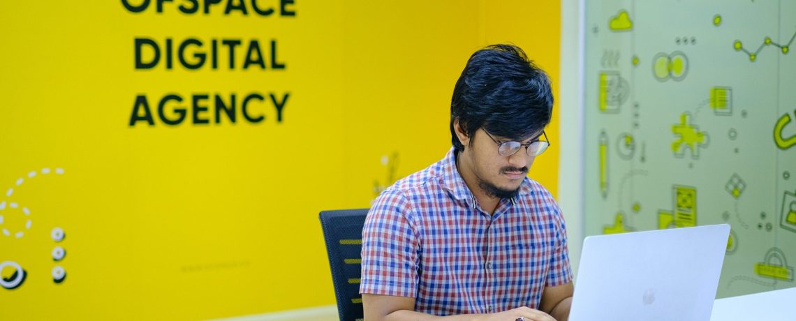 Keberlangsungan sebuah perusahaan atau bisnis sangat bergantung pada hasil penjualan dari marketing yang digunakan. Dengan perkembangan teknologi untuk mendukung digital creative, perusahaan bisa memanfaatkan peluang ini untuk meningkatkan branding mereka. Pengertian digital creative adalah penggunaan alat dan teknologi digital untuk mengeksplorasi ide-ide kreatif, menerapkan pendekatan yang berbeda, dan menemukan cara baru untuk mempromosikan produk dan jasa bisnis Anda. Hal ini mencakup pemotretan, merekam video, atau melakukan sesuatu yang keren ketika presentasi. Creative digital marketing agency yang menawarkan strategi ini dapat memfasilitasi potensi pemilik usaha, apalagi cara ini dapat menjangkau konsumen dengan cepat, mudah, dan murah. Supaya memahami lebih jelas pengertian digital creative dan pengaruhnya untuk bisnis, berikut ini penjelasannya! Memahami Pengertian Digital Creative Agency Dalam praktiknya, ada digital creative agency yang bergerak di bidang pembuatan strategi serta konten kreatifâ€”bisa perusahaan atau perseorangan. Hasil konten kreatif yang dikerjakan akan bisa dipasarkan oleh agensi yang sama, mengingat umumnya jasa creative digital agency Indonesia juga mencakup layanan digital marketing. Inti dari keberadaan agensi semacam ini adalah untuk membantu meningkatkan penjualan suatu bisnis. Orang-orang yang terlibat pun juga tidak sembarangan. Mereka memiliki ilmu dan latar belakang kreatif yang memang dibutuhkan saat membuat konten kreatif, seperti graphic designer, illustrator, videographer, content creator, dan lainnya. Jenis-Jenis Digital Creative Berdasarkan cara kerja dan fokusnya, digital creative agency dibedakan menjadi beberapa jenis berikut ini: - Advertising Agency Agensi periklanan berfokus pada layanan marketing yang akan diiklankan. Jenis agensi digital creative ini akan membantu membuatkan campaign dan isinya sesuai dengan kebutuhan suatu bisnis. Skill yang paling menonjol adalah skill digital marketing supaya campaign benar-benar bisa tepat sasaran dan memberikan hasil yang diinginkan. - Design Agency Bisa juga disebut dengan branding agency, agensi ini berfokus untuk meningkatkan branding suatu bisnis. Mulai dari mendesain logo, menentukan moto, hingga voice tone produk atau jasa dapat dikerjakan oleh jenis agensi ini. Tim design agency akan mengerjakan pembuatan dan pengembangan brand jika diperlukan. - Digital Agency Jenis selanjutnya merujuk pada agensi penyedia jasa marketing dan kreatif. Umumnya, jasa yang ditawarkan berupa SEO, SEM, web design and development, dan banyak lagi. Orang-orang yang bekerja di sini biasanya memiliki keahlian UI/UX, copywriting, web design, dan skill lainnya yang berhubungan. - Consulting Agency Sedikit berbeda dari ketiga jenis sebelumnya, consulting agency biasanya tidak menjalankan ide marketing kreatif. Sebagai konsultan, pemilik bisnis bisa berdiskusi mengenai strategi marketing yang ingin digunakan. Pihak agensi akan memastikan bahwa strategi yang dipilih memang sesuai dengan kebutuhan bisnis, kemudian advertising agency akan mengeksekusi strategi tersebut. Apa Saja Layanan yang Disediakan Digital Creative Agency? Strategize â€” Membuat strategi bisnis yang tepat untuk mencapai tujuan perusahaan. Creative Communication â€” Creative digital marketing agency membantu implementasi ide-ide kreatif ke dalam konten yang akan dipromosikan. Amplify â€” Konten yang sudah dibuat akan didistribusikan ke media-media dan platform yang tepat. Listening â€” Melakukan dan menganalisis campaign yang sedang berjalan. Engage â€” Digital creative agency akan terus memantau campaign untuk memastikan target audiens dan KPI tercapai. Manfaat Menggunakan Jasa Digital Creative Tak hanya sekedar untuk membantu dalam hal pembuatan konten kreatif dan digital marketing, masih ada banyak manfaat lain yang bisa Anda dapatkan jika menyewa jasa agensi digital, yaitu: - Memberi perspektif berbeda Sebagai profesional yang terlatih di bidang ini, creative digital marketing agency dapat memberikan masukan serta sudut pandang baru mengenai campaign atau strategi marketing yang hendak dilakukan. Nantinya, campaign akan berjalan dengan lebih maksimal. - Pengelolaan aset digital Video, foto, ataupun audio yang dimiliki perusahaan dan berkaitan dengan brand mereka adalah aset digital yang tidak boleh jatuh ke tangan yang salah. Dengan bantuan creative digital agency Indonesia, Anda tak perlu pusing mengurus serta merapikan semua aset yang Anda punya. - Scale Up bisnis Karena juga bekerja sebagai agensi yang mengurus digital marketing, tugas digital creative agency adalah memastikan bahwa perusahaan mengalami pertumbuhan dan peningkatan sesuai yang diinginkan. - Meningkatkan brand Selain untuk scale up bisnis, agensi juga akan membantu meningkatkan brand perusahaan. Hal ini bisa dilakukan dari sisi brand identity, connection, maupun visualnya. Bagi Anda yang tinggal di Indonesia, ada banyak creative digital agency Jakarta yang bisa dipilih. Lakukan riset terlebih dahulu sebelum memutuskan untuk bekerja dengan suatu agensi. Rekomendasi creative digital agency yang terpercaya dan berpengalaman adalah IDEOWORKS. Dipercaya oleh lebih dari 3.000 perusahaan selama lebih dari 10 tahun, IDEOWORKS adalah sebuah integrated digital agency yang menawarkan layanan digital menyeluruh untuk bisnis Anda. Hubungi kami sekarang juga dan temukan layanan yang sesuai dengan kebutuhan Anda!